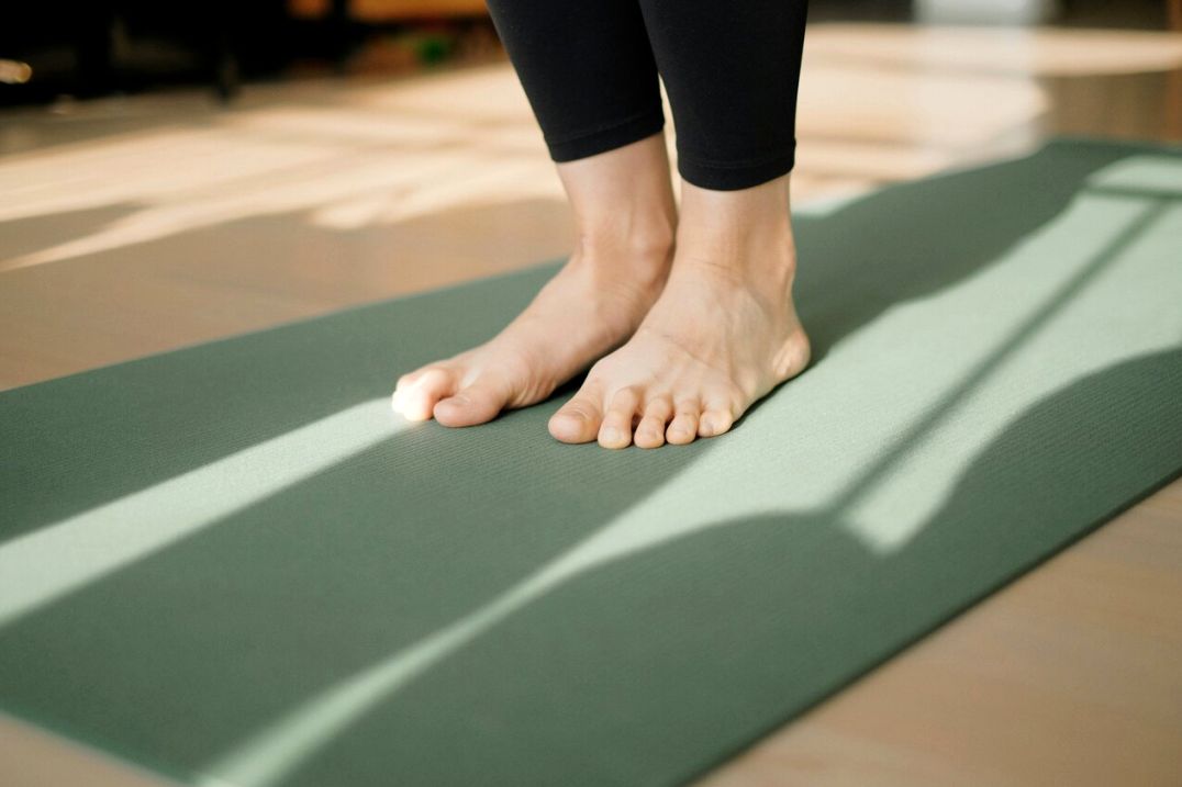 Yogaleraar geeft les